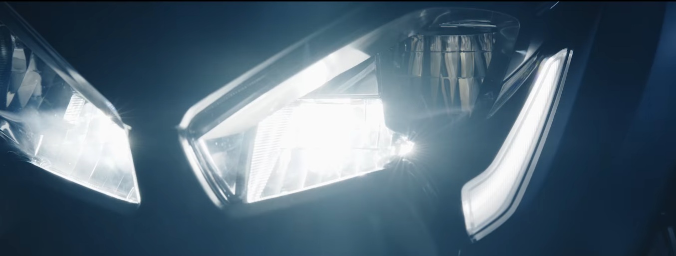 2017-yamaha-tmax-teaser-eicma-2016-4