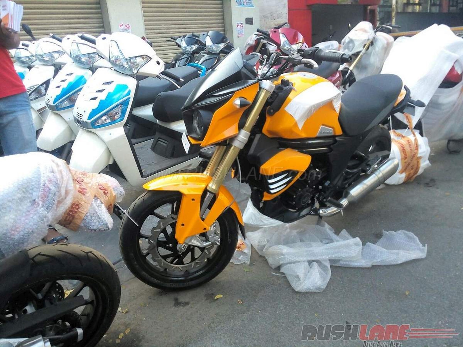 Mahindra clearance mojo yellow