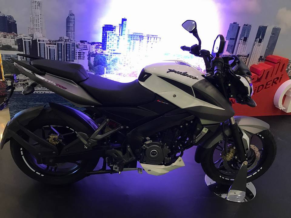 Bajaj Pulsar 200 NS FI (6)