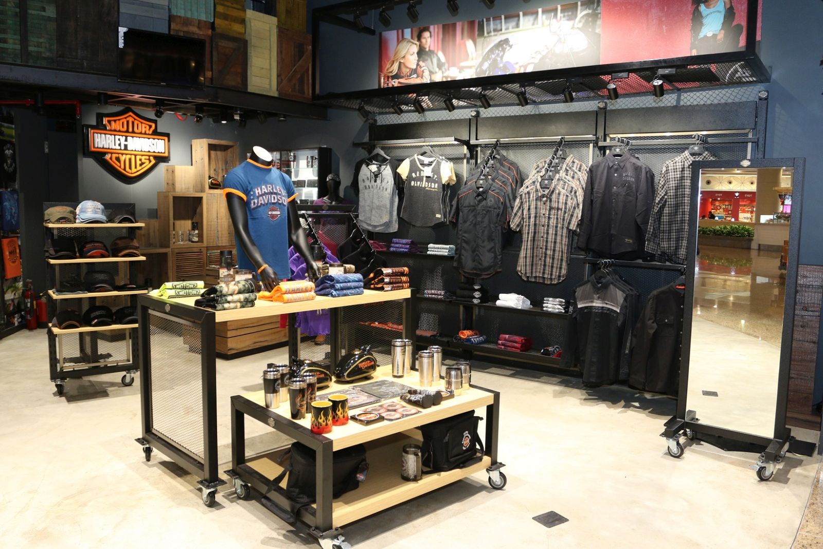 Harley-Davidson-Merchandise-showroom-Mumbai-Airport-6