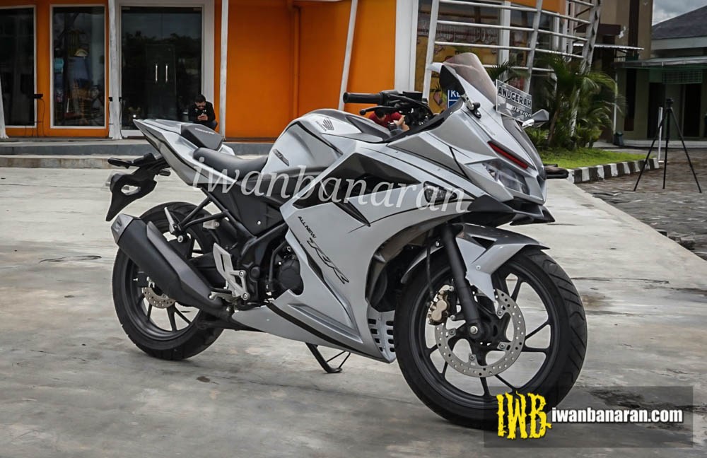 How to make your Honda CBR150R almost look like a CBR250RR 