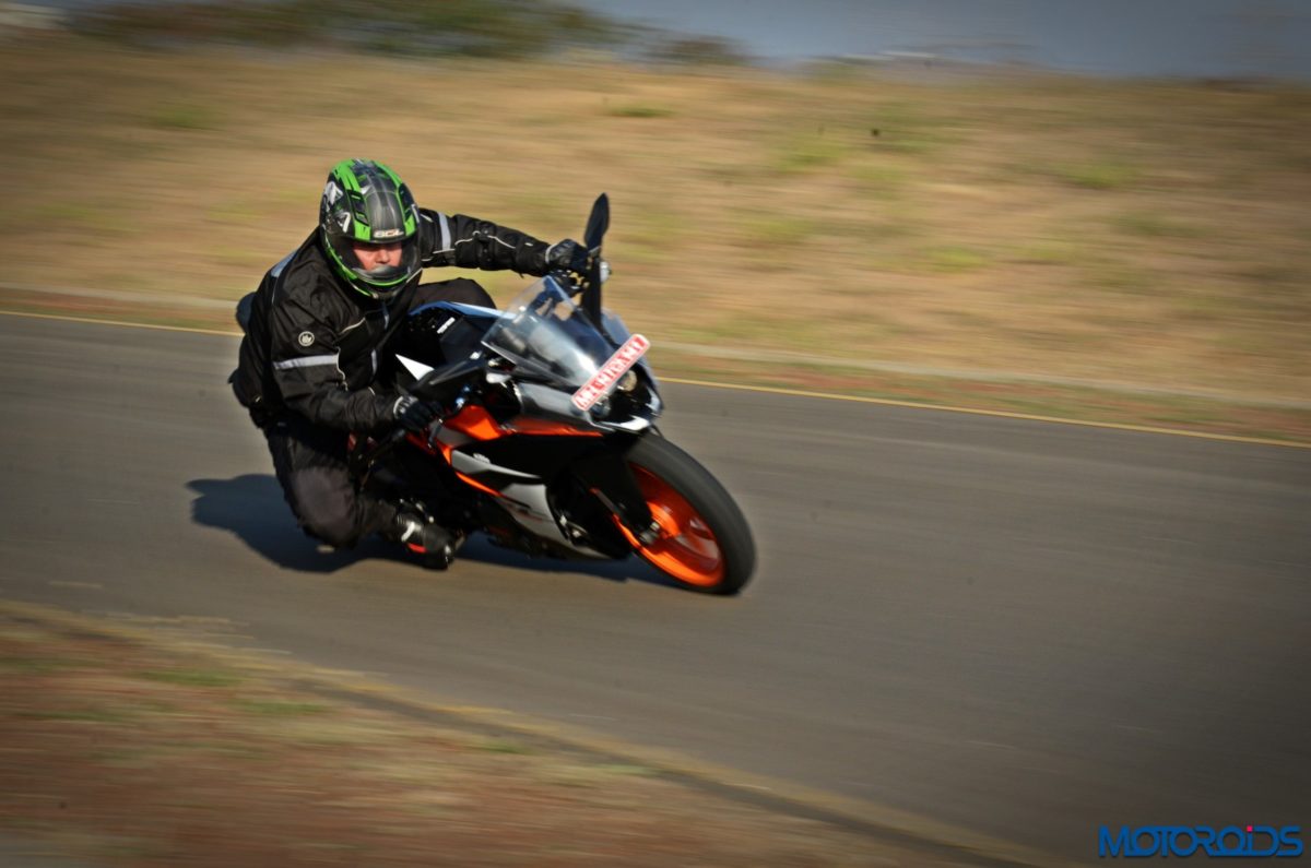 New 2017 KTM RC390 action (11)