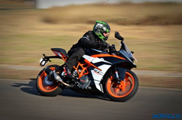 New-2017-KTM-RC390-action-4-600x397