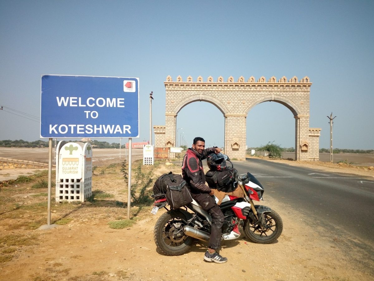 Yogesh Chavan Record East to West Ride on Mahindra MOJO