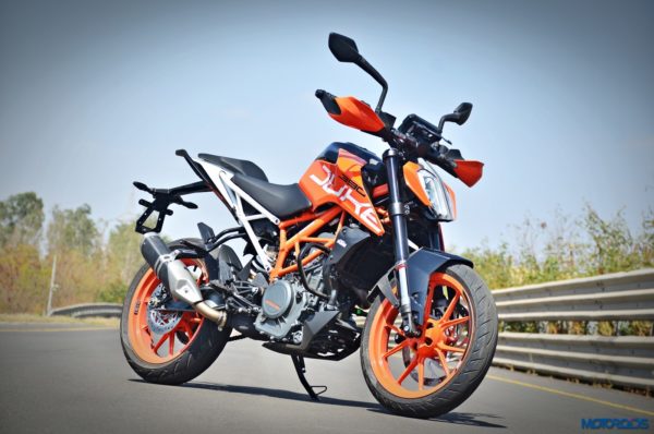 2017 KTM 390 Duke FRONT (2)