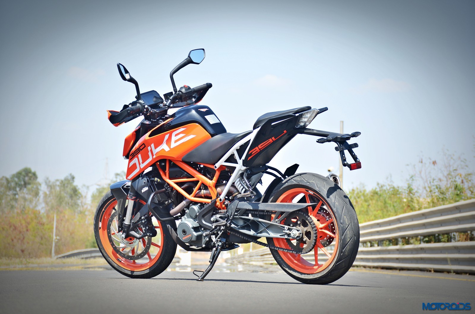 New 2017 KTM 390 Duke Review : Naked Belligerence | Motoroids