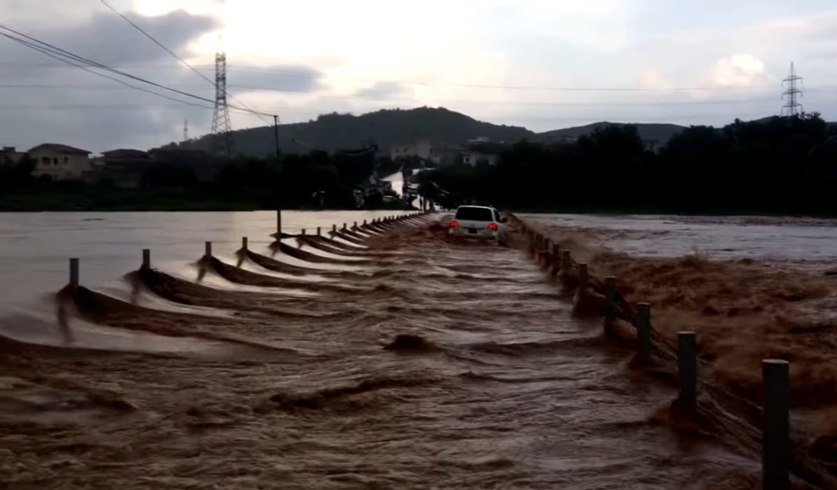 Toyota LandCruiser vs swollen river