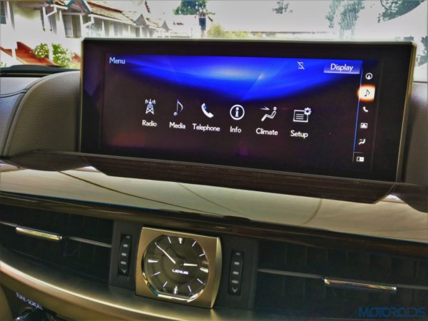 Lexus LX 450d - A large 12.3-inch crisp display