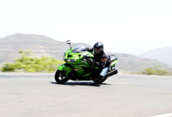 Kawasaki Ninja ZX r cornering shots