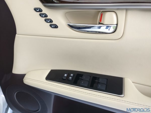 Lexus ES 300h - armrest controls