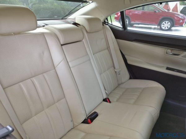 Lexus ES 300h - back seats