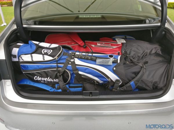 Lexus ES 300h - boot with luggage 
