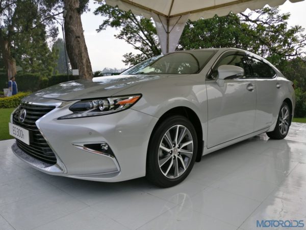 Lexus ES 300h - side view - wheels