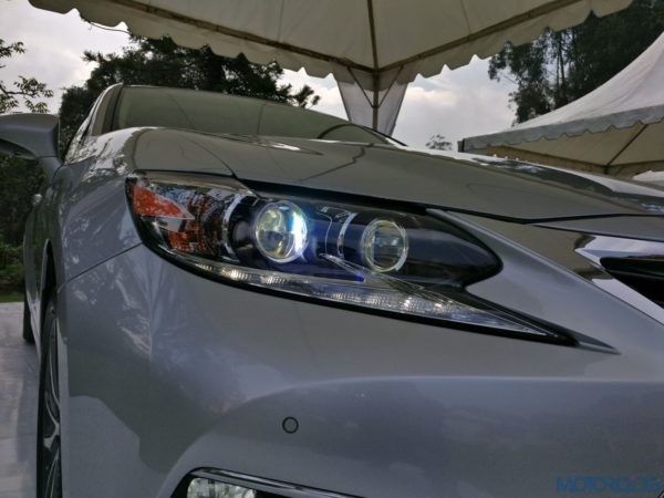 Lexus ES 300h - headlight