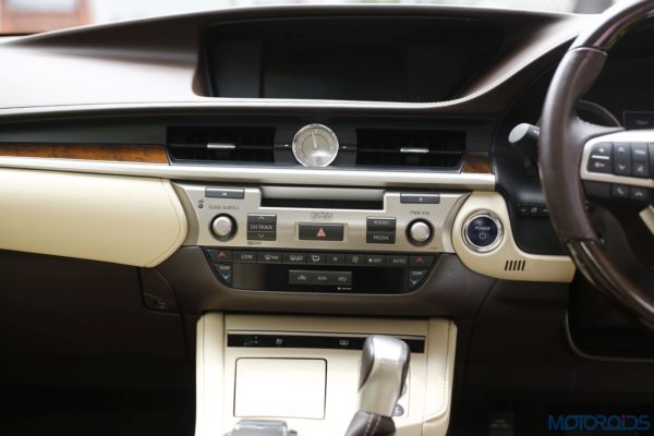 Lexus ES 300h - dashboard