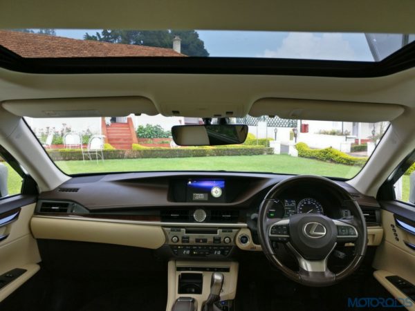 Lexus ES 300h - sunroof -dashboard - steering - sound system