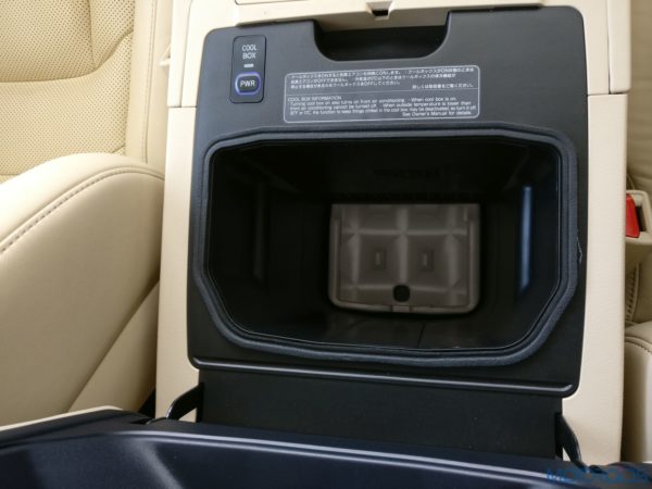 Lexus LX 450d - Space for smartphones