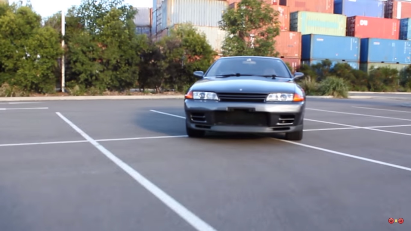 VIDEO : Nissan Skyline R32 GTR Goes Lamborghini Hunting | Motoroids