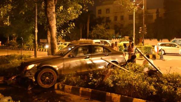 Mercedes Benz C Class accident Delhi