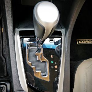 New  Toyota Corolla Altis Facelift India Review gear lever