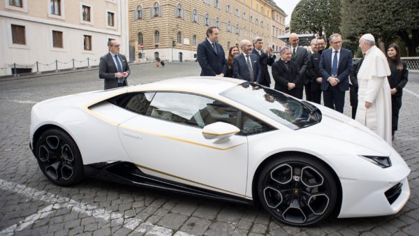 Unique-Lamborghini-Huracán-RWD-By-Ad-Personam-Donated-To-Pope-Francis-2-600x338