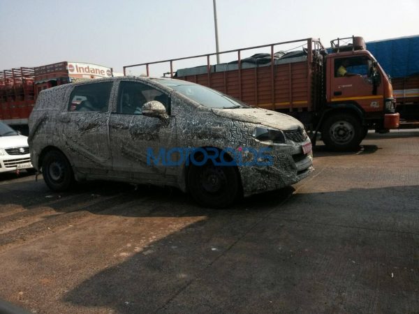 Mahindra U321 MPV spy image