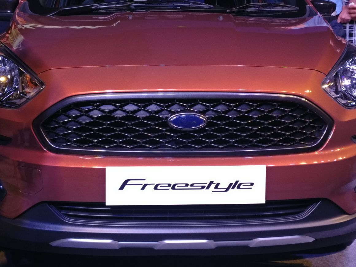 Ford-Freestyle-Heasdlamps-and-grille-2