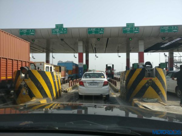 Nissan Terrano to Jalori Pass 002 At Toll Plaza