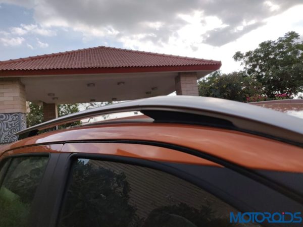 Nissan Kicks Media Drive roof rail Nissan Kicks Media Drive roof rail
