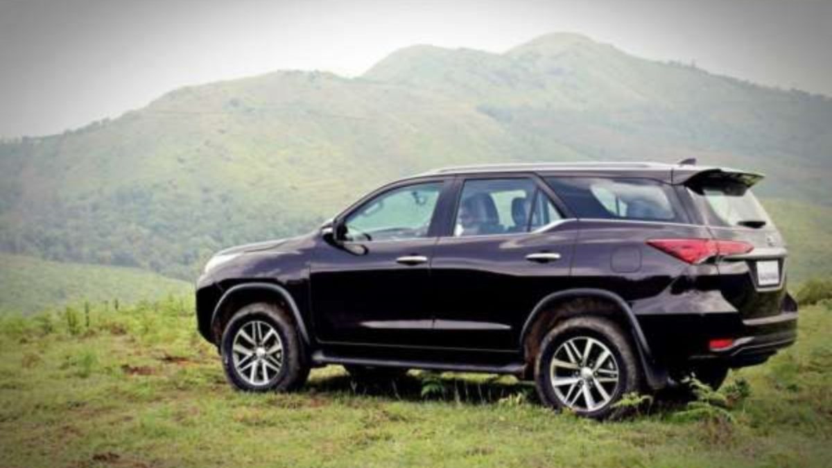 toyota fortuner 1600×900