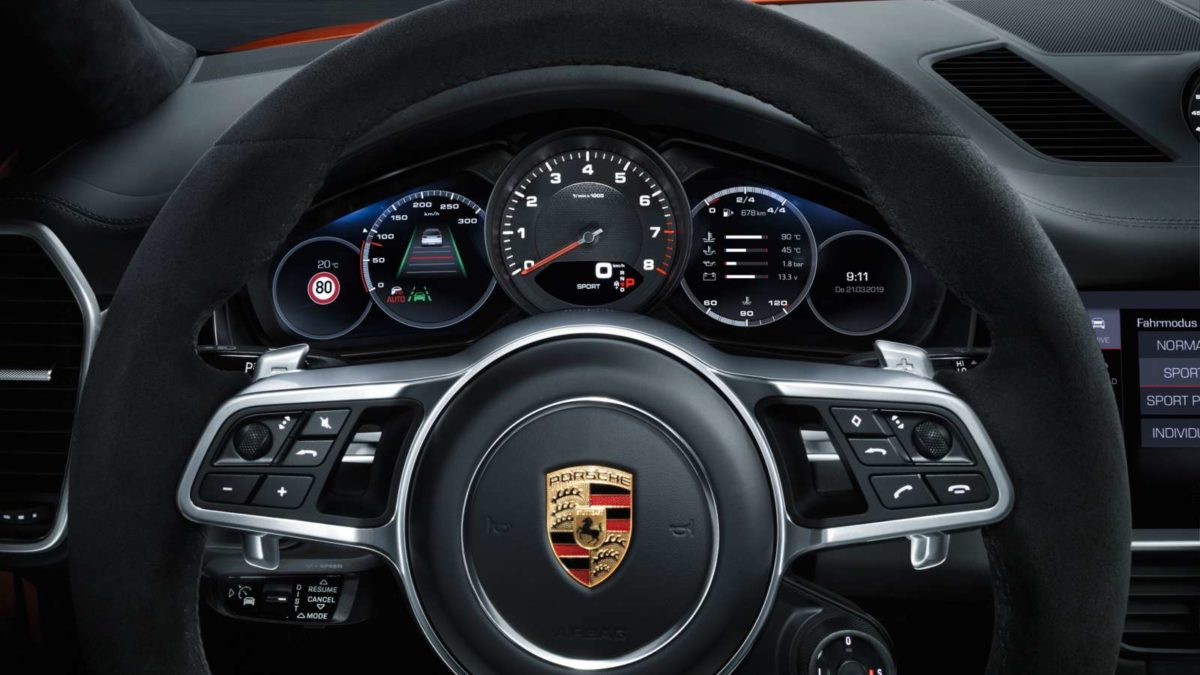 Porsche Cayenne Coupé interior instrument console