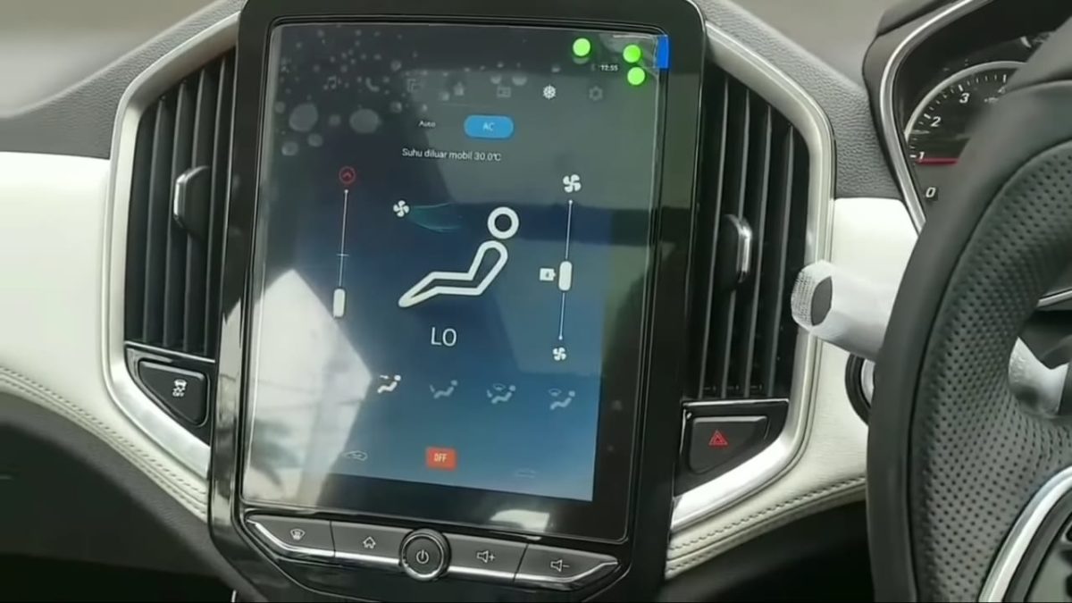 Wuling Almaz climate controls on screen