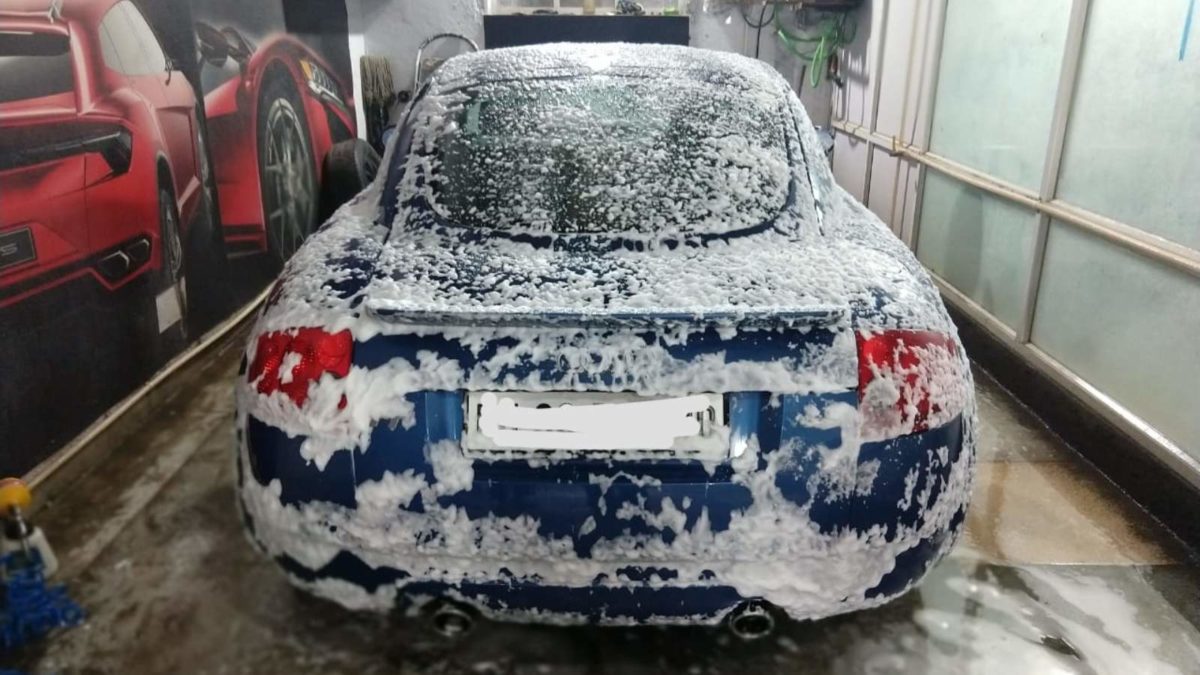 Car wash Audi TT snowfoamed rear