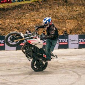TVS Apache Stunt record at Spiti wheelie