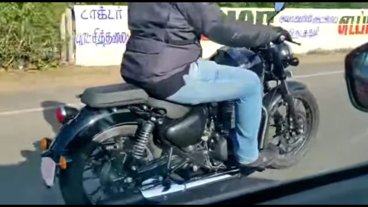 2020 Royal Enfield Thunderbird spied rolling side