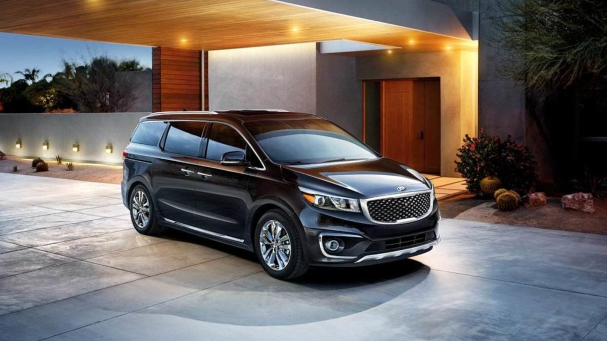 Kia Carnival front quarter featured