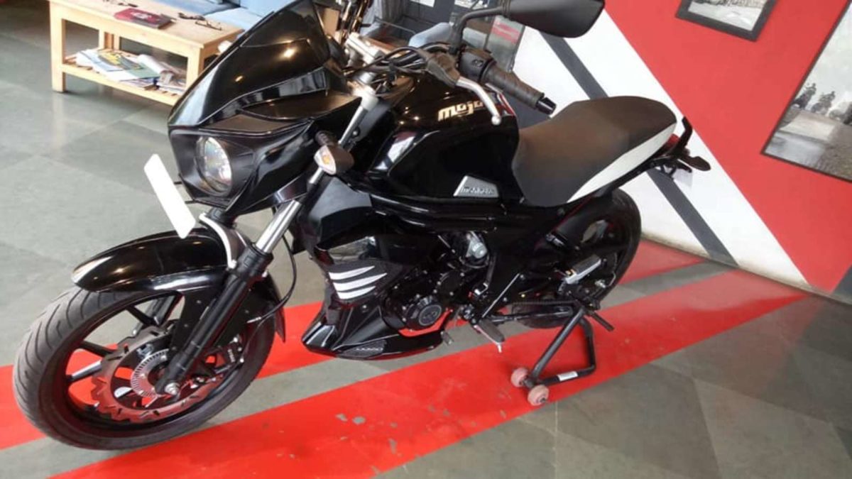 Mahindra Mojo ABS at dealer side quarter