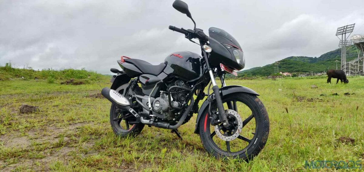 Pulsar 125 Neon Review front right
