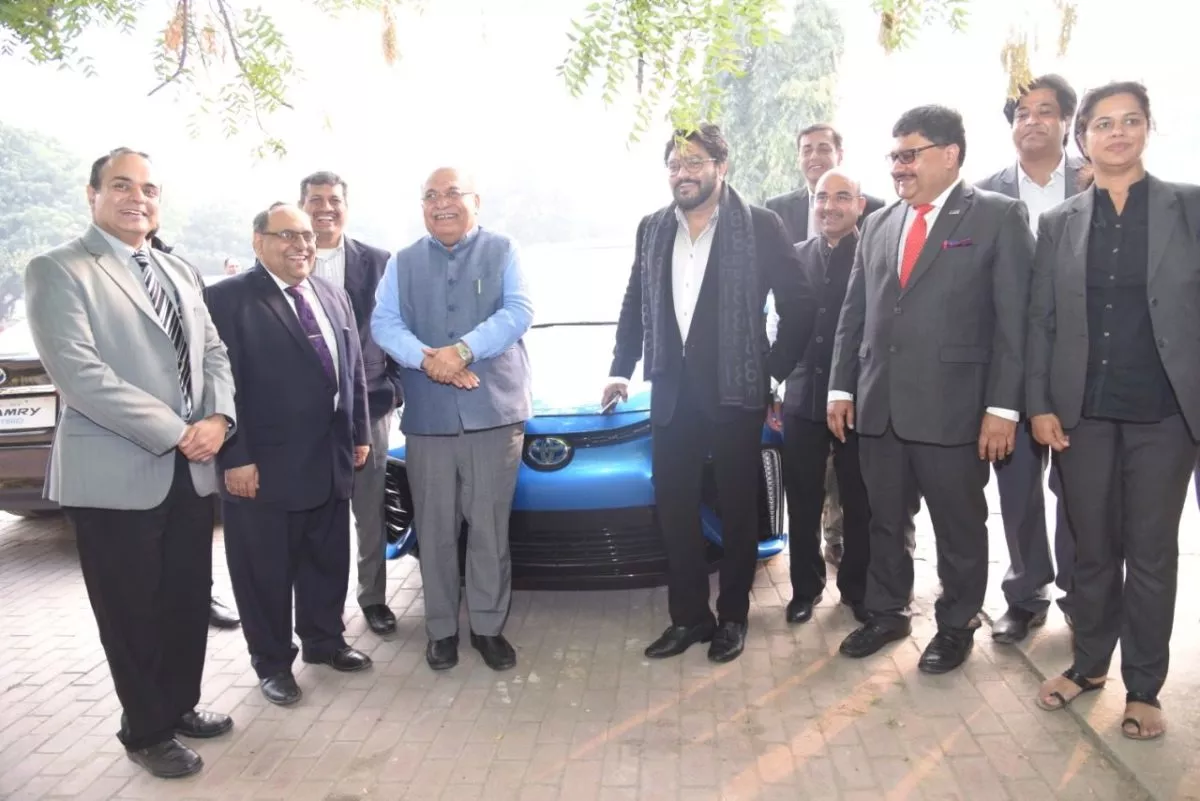 Shri. Babul Supriyo Honorable Minister of State for Environment, Forest and Climate Change in Indiawith Toyota Kirloskar Motor officials at Electrified Vehicles Technology event in New Delhi 3