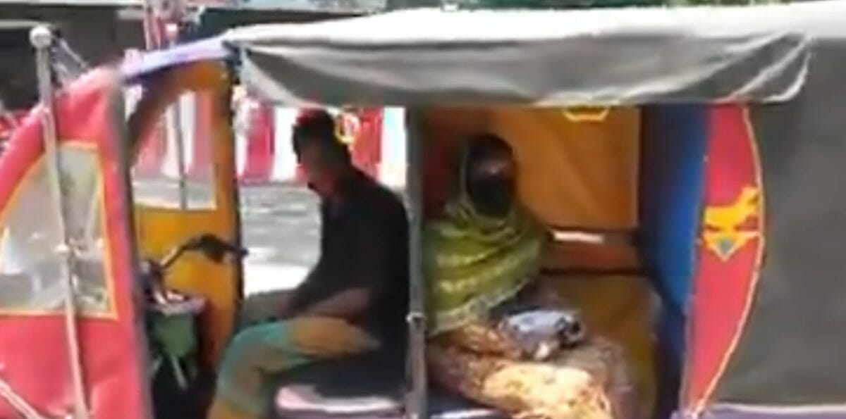 E rickshaw driver social distancing