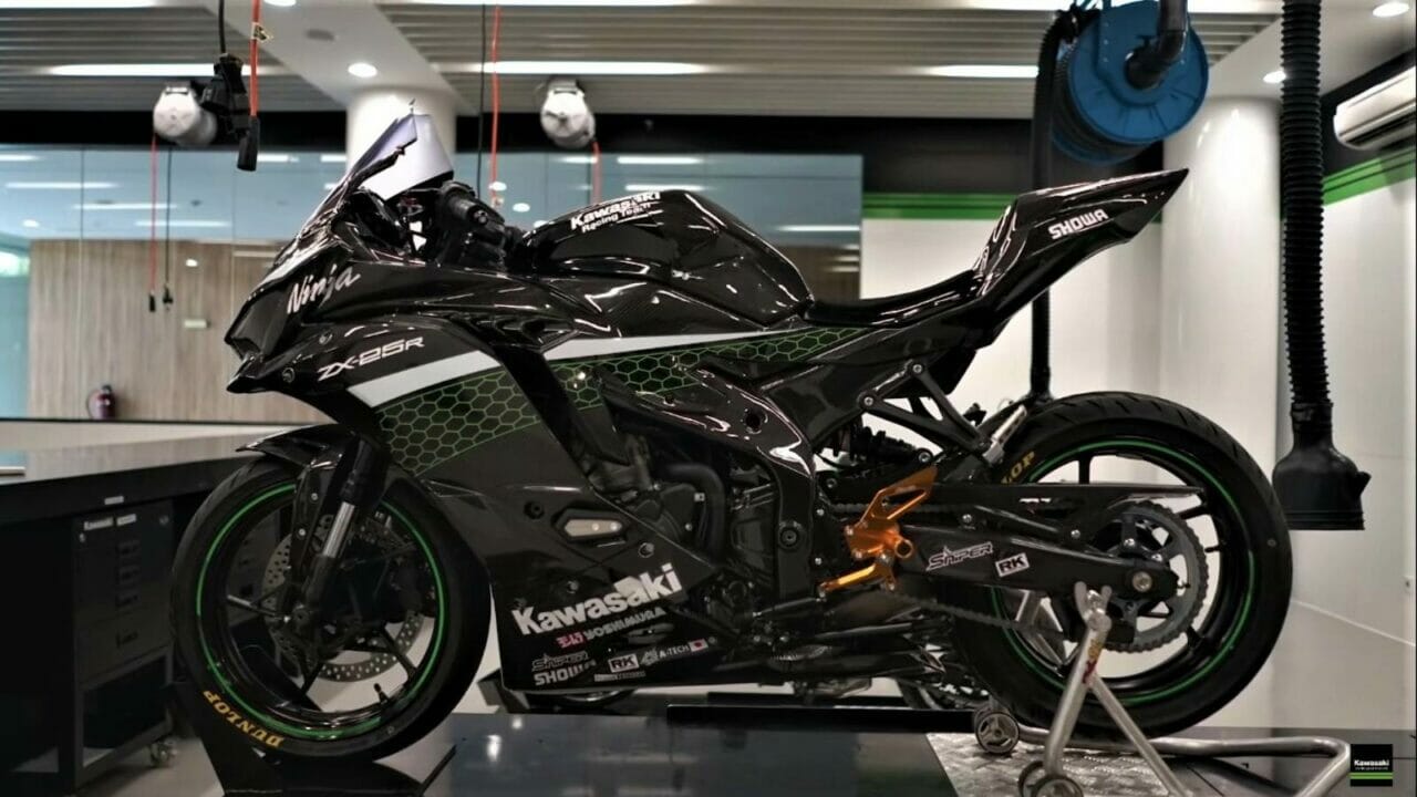 Watch The Kawasaki Zx 25r As It Drapes Itself In Carbon Fibre