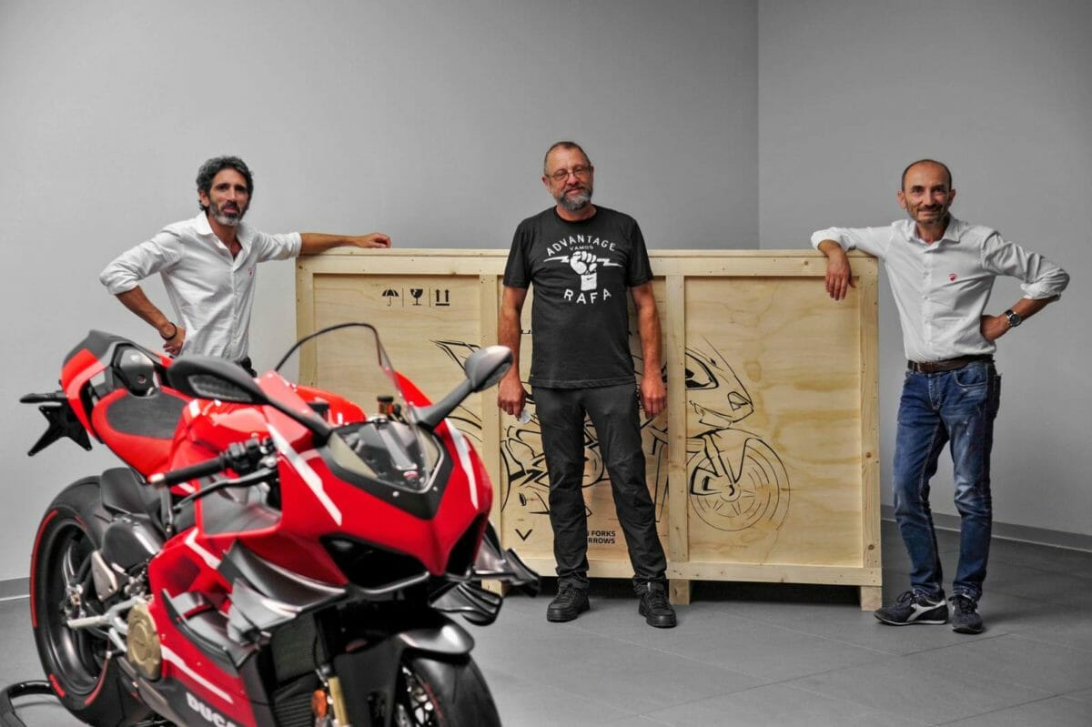 Superleggera V4 #001 delivery – F. Milicia (Ducati VP Global Sales and After Sales), Filip Van Schil, C. Domenicali (Ducati CEO) (1)
