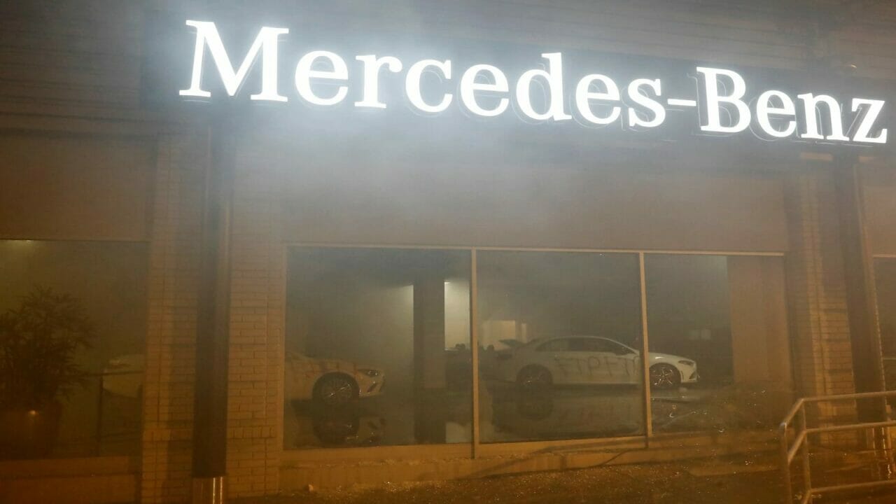 Rioters Vandalise A Mercedes-Benz Showroom In Oakland, USA | Motoroids