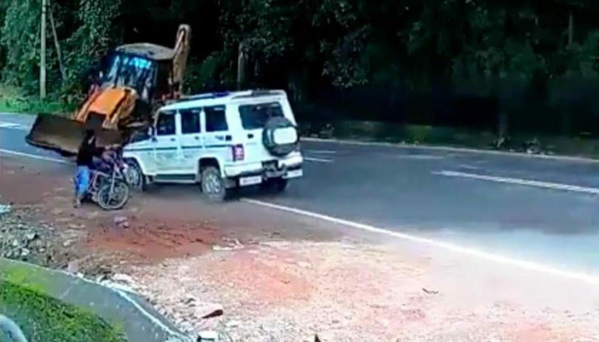 Mahindra Bolero smashes into JCB