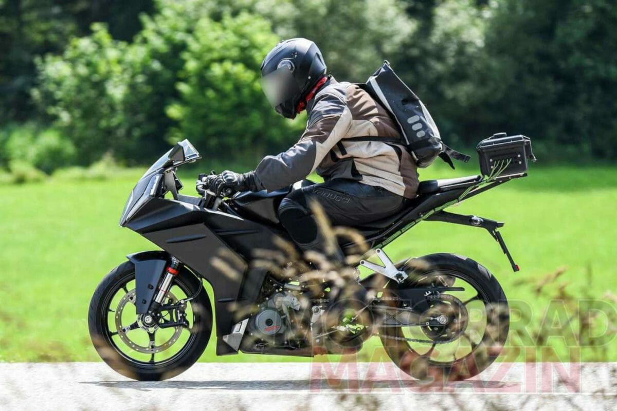 2021 KTM RC 390 spied (1)