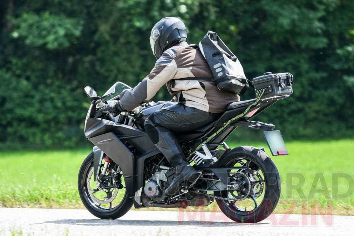 2021 KTM RC 390 spied (3)