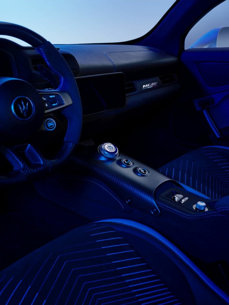 39_Maserati_MC20_interior