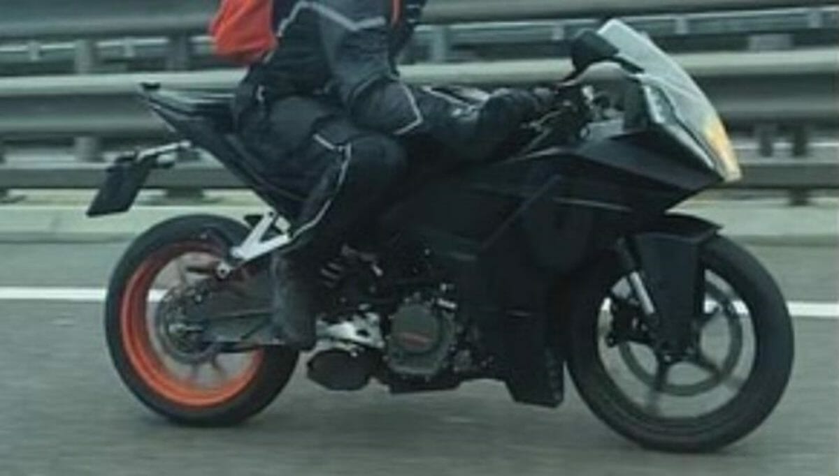 KTM RC 200 2021 spied (1)