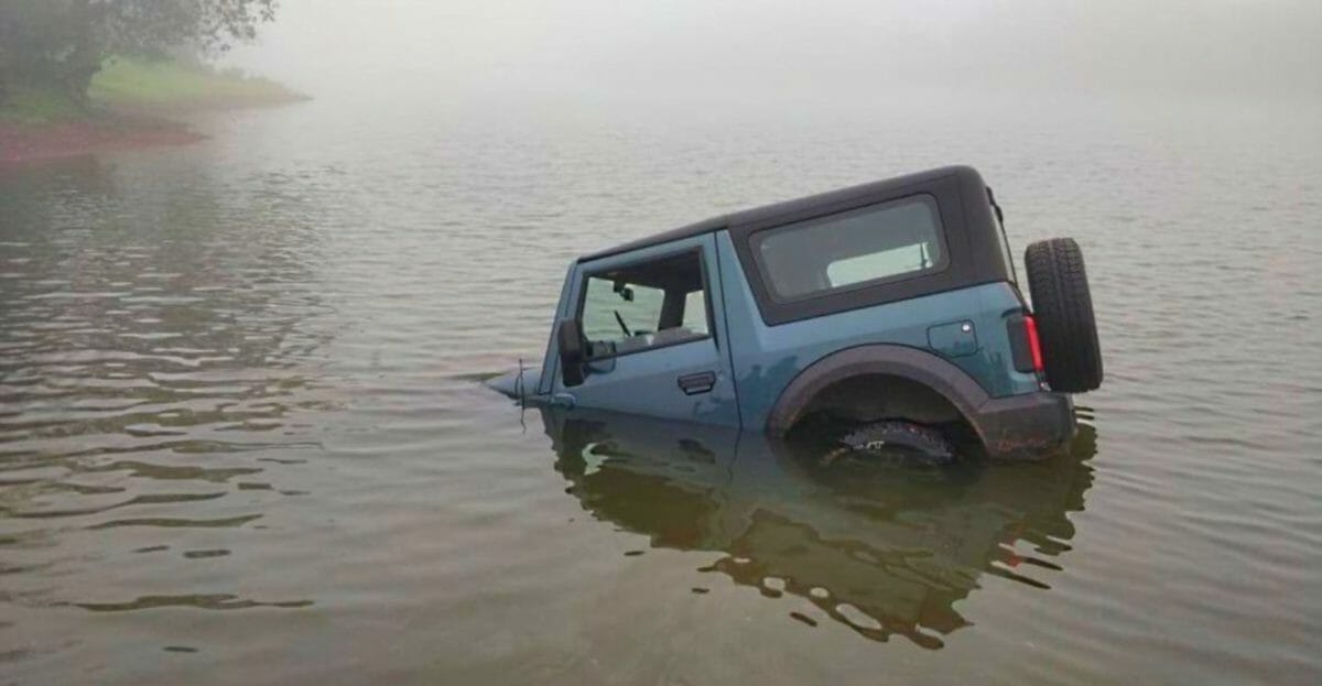 Mahindra Thar stuck in lake