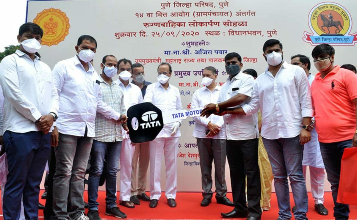 deputy chief minister of maharashtra ajit pawar and members of zilla parishad receiving the tata winger consignment_625x300_25_September_20 (1)